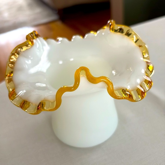 Fenton Gold Crest Milk Glass Hat Vase - Picture 1 of 7